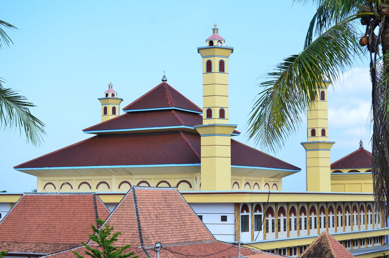 Indonesia, the world's largest Muslim country, explained how Israeli citizens can enter the country
