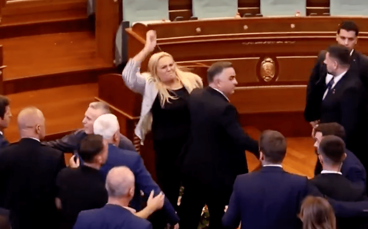 VIDEO: Kosovo parlamendis läks rüseluseks ja loobiti mune